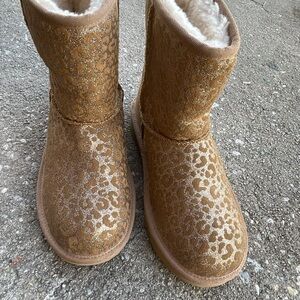 UGG CHESTNUT CLASSIC II YOUTH GIRLS GLITTER LEOPARD BOOTS Size 6.5 US 1112388K